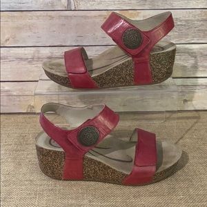 Abeo Una Red Platform Sandal sz 8